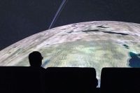 Publik tittar på rymden i realtid
